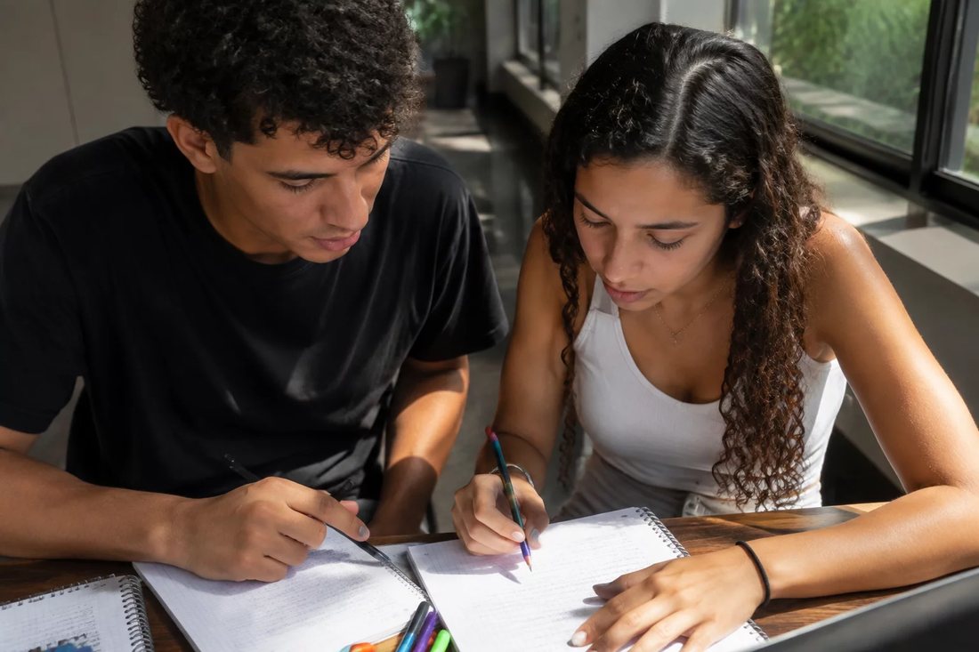 Colegas de trabalho de pé no corredor, conversando entre duas reuniões